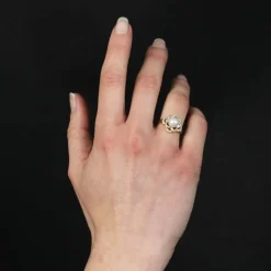 Bague perle de culture Akoya et sa monture ajourée et diamantée