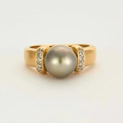 Bague perle de culture grise de Tahiti, or gris et diamants