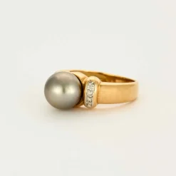 Bague perle de culture grise de Tahiti, or gris et diamants