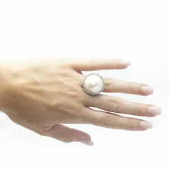 Bague perle en or blanc et diamants