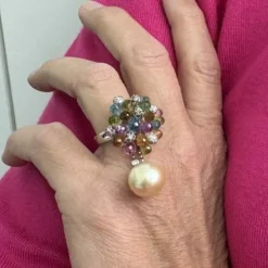Bague perle, pierres de couleur et diamants