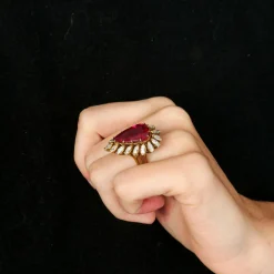 Bague Pierre rouge entourage 17 Diamants navettes