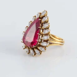 Bague Pierre rouge entourage 17 Diamants navettes