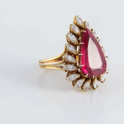 Bague Pierre rouge entourage 17 Diamants navettes