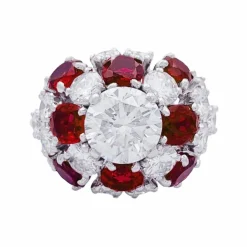 Bague platine, diamants, rubis.