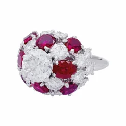 Bague platine, diamants, rubis.
