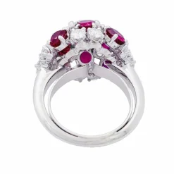 Bague platine, diamants, rubis.