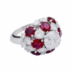 Bague platine, diamants, rubis.