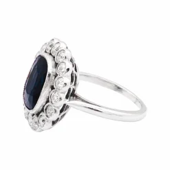 Bague platine, diamants, saphir.