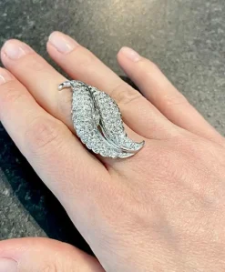 Bague platine en forme de feuille ornée de 4,65 carats