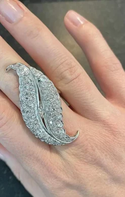 Bague platine en forme de feuille ornée de 4,65 carats