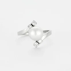 Bague platine et or gris, perle et diamants