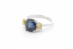 Bague Platine Saphir Diamants jaunes
