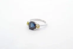 Bague Platine Saphir Diamants jaunes