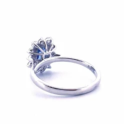 Bague platine saphir taille émeraude diamants
