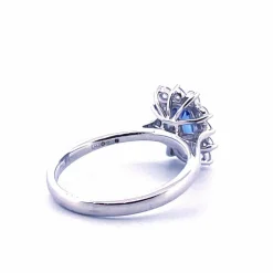 Bague platine saphir taille émeraude diamants