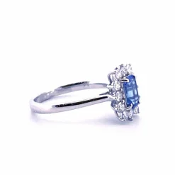 Bague platine saphir taille émeraude diamants