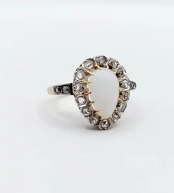 Bague pompadour antique or blanc 18k opale cabochon et diamants taille roses (circa 1900)