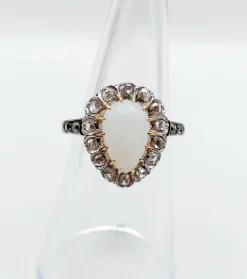 Bague pompadour antique or blanc 18k opale cabochon et diamants taille roses (circa 1900)