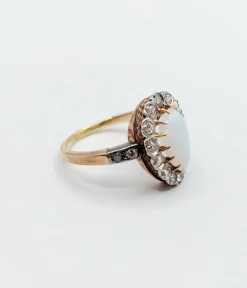 Bague pompadour antique or blanc 18k opale cabochon et diamants taille roses (circa 1900)