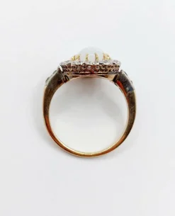 Bague pompadour antique or blanc 18k opale cabochon et diamants taille roses (circa 1900)