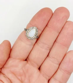 Bague pompadour antique or blanc 18k opale cabochon et diamants taille roses (circa 1900)