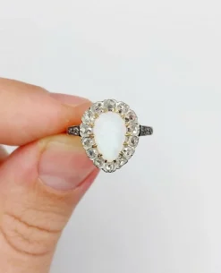 Bague pompadour antique or blanc 18k opale cabochon et diamants taille roses (circa 1900)