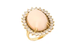 Bague Pompadour cabochon de corail diamants