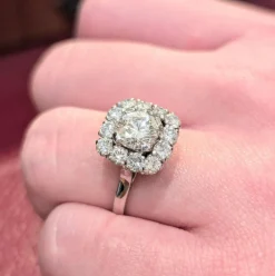 Bague Pompadour en or blanc Platine et diamants
