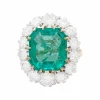 Bague Pompadour émeraude, diamants, platine et or jaune.