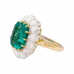 Bague Pompadour émeraude, diamants, platine et or jaune.