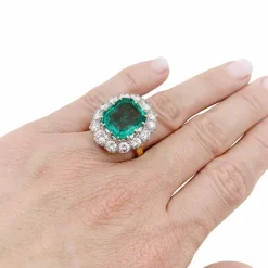 Bague Pompadour émeraude, diamants, platine et or jaune.