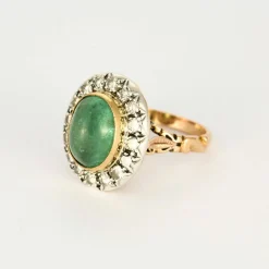 Bague pompadour émeraude en cabochon et diamants