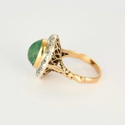 Bague pompadour émeraude en cabochon et diamants