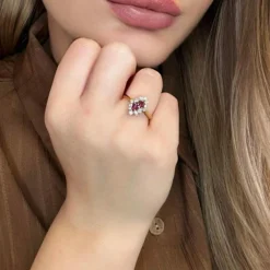 Bague Pompadour or jaune rubis diamants