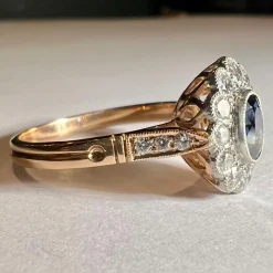 Bague pompadour ou marguerite saphir et diamants, or jaune 18 carats