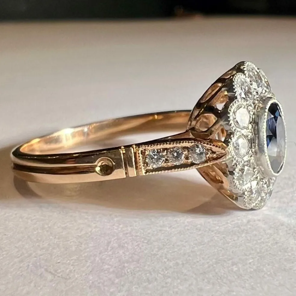 Bague pompadour ou marguerite saphir et diamants, or jaune 18 carats