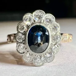 Bague pompadour ou marguerite saphir et diamants, or jaune 18 carats