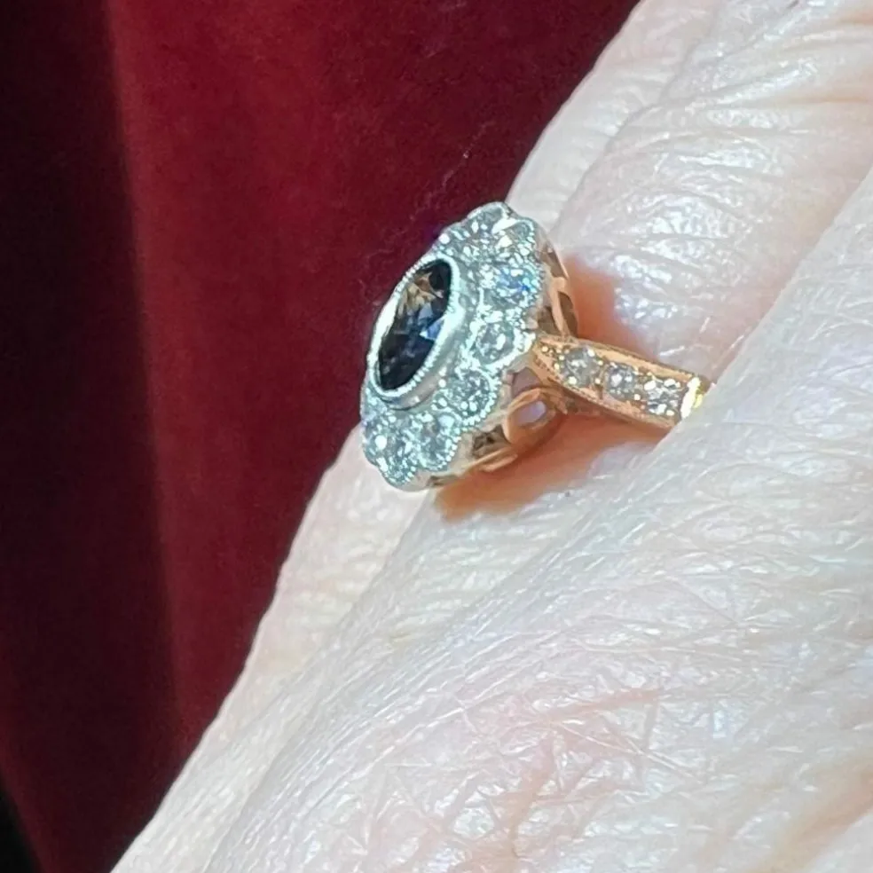 Bague pompadour ou marguerite saphir et diamants, or jaune 18 carats