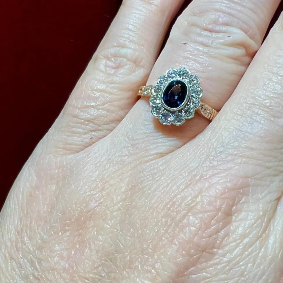 Bague pompadour ou marguerite saphir et diamants, or jaune 18 carats