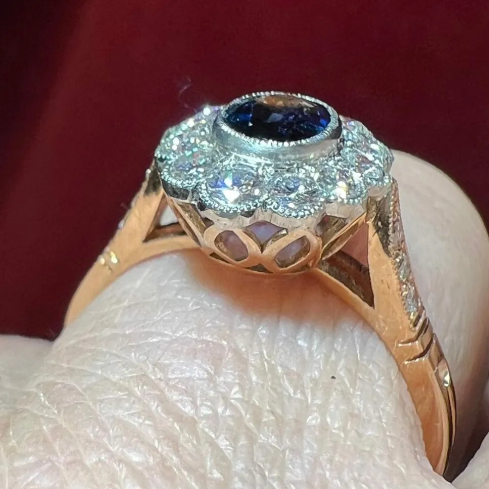 Bague pompadour ou marguerite saphir et diamants, or jaune 18 carats
