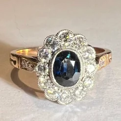 Bague pompadour ou marguerite saphir et diamants, or jaune 18 carats
