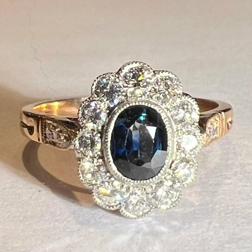 Bague pompadour ou marguerite saphir et diamants, or jaune 18 carats