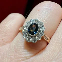 Bague pompadour ou marguerite saphir et diamants, or jaune 18 carats