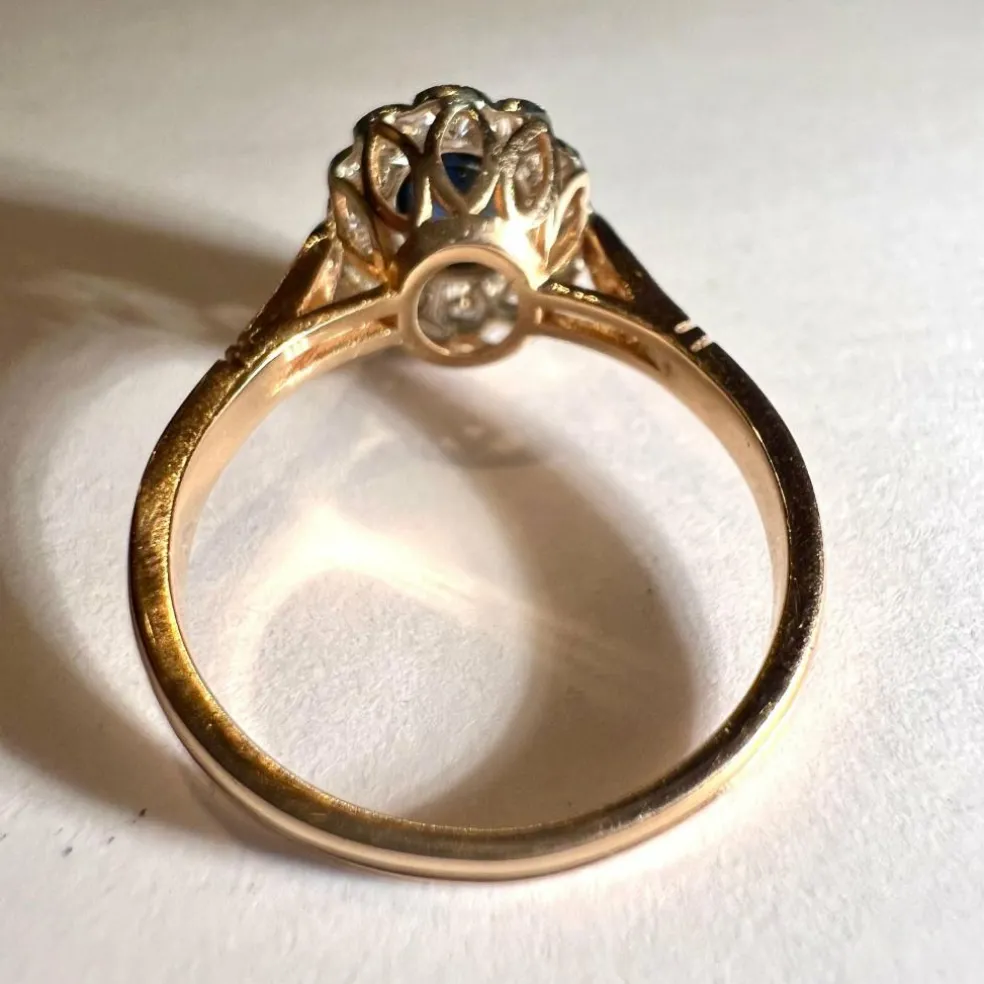 Bague pompadour ou marguerite saphir et diamants, or jaune 18 carats