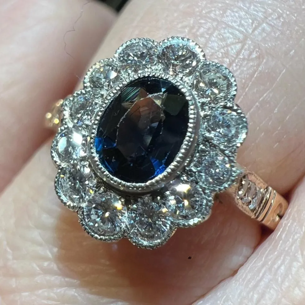 Bague pompadour ou marguerite saphir et diamants, or jaune 18 carats