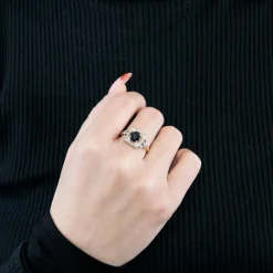 Bague pompadour saphir de 3 carats et diamants.