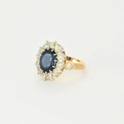 Bague pompadour saphir de 3 carats et diamants.