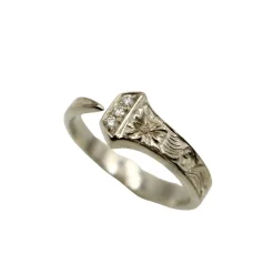 Bague porte-bonheur gravée à la main en or blanc avec diamants