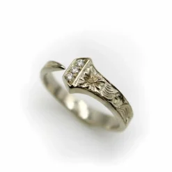 Bague porte-bonheur gravée à la main en or blanc avec diamants